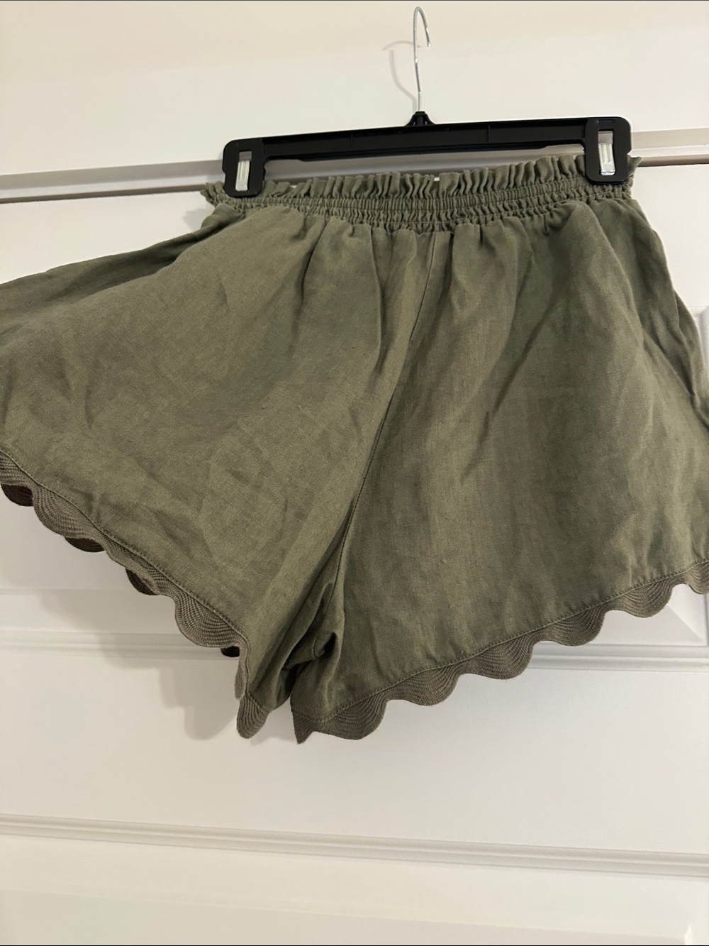 Tuckernuck Olive Scallop-Hem High-Waist Elastic Ava Shorts - Picture 4 of 4